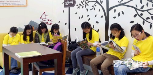 경기 파주출판단지를 찾은 서울 면일초 학생들이 책마을 책방에 들러 각자 읽고 싶은 책을 찾아서 읽는 모습. 서울시교육청 제공