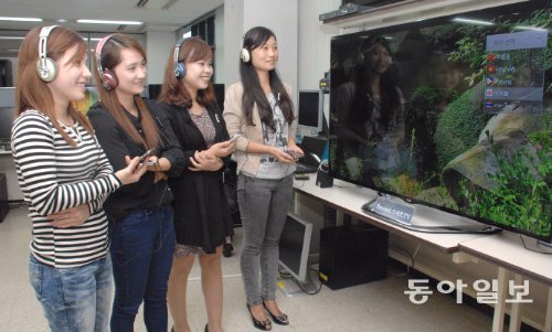 한국전자통신연구원을 방문한 외국계 여성들이 ‘다국어 방송 서비스’를 체험하고 있다. 한국전자통신연구원 제공