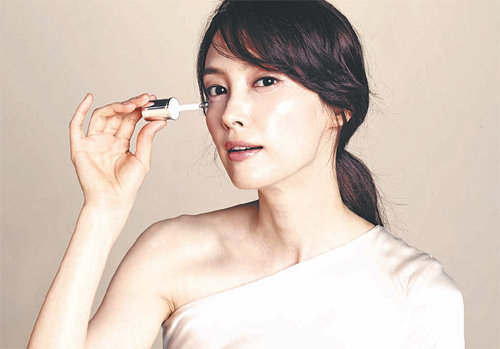 랑콤의 ‘제니피끄 아이 라이트 펄’은 민감한 눈가 피부를 효과적으로 관리해주는 제품이다.