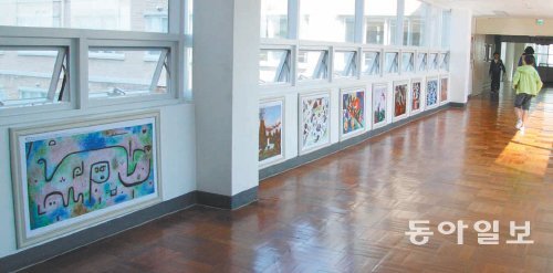 부산 해운대 우동 해원초등학교 5층 교실동과 특별동 사이에 들어선 명화갤러리. 조용휘 기자 silent@donga.com