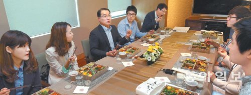 10일 서울 중구 충무로 신세계백화점 본관에서 열린 다섯 번째 ‘청년드림 도시락 토크’에서 장재영 신세계백화점 대표(왼쪽 가운데)가 취업준비생 6명에게 유통업 분야에서 일할 때 꼭 필요한 덕목들을 설명하고 있다. 변영욱 기자 cut@donga.com