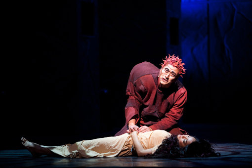 죽은 에스메랄다(바다 분) 앞에서 오열하며 ‘춤을 춰요, 나의 에스메랄다’를 열창하는 콰지모도(윤형렬 분). 뮤지컬 노트르담드파리는 마음을 울리는 음악과 뛰어난 볼거리를 앞세워 전 세계에서 1000만 명 이상 관람객을 동원한 명작이다. 사진제공｜마스트엔터테인먼트