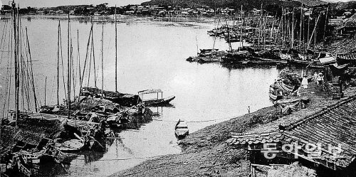 전국의 물자를 실은 배들이 몰려들어 붐비던 1900년대 마포나루와 정박 중인 선박들. 포구는 사라졌지만 지금은 음식점이 옛 마포나루의 명맥을 이어 서민들의 허기진 배를 든든하게 하고 있다. 서울시 제공