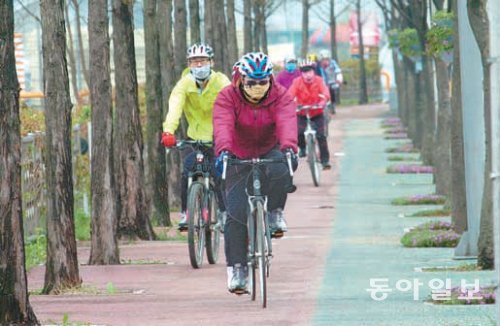 인천 남동구청에서 소래포구까지 이어지는 약 8㎞의 자전거 전용도로에서 시민들이 힘껏 페달을 밟고 있다. 김영국 동아닷컴 객원기자 press82@donga.com