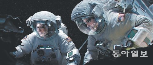 영화 ‘그래비티’의 주인공 라이어 스톤 박사(왼쪽)는 파괴된 인공위성에서 날아온 파편 때문에 우주 미아가 된다. 워너브러더스 제공