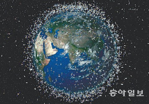 수명이 다한 인공위성은 우주쓰레기가 되는데 지구를 도는 수많은 우주쓰레기는 이미 세계적인 문제가 되고 있다. 위키미디어 제공