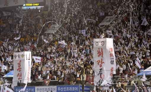 ‘2013 한국야쿠르트 세븐’ 프로야구 준플레이오프 3차전 넥센히어로즈 대 두산베어스 경기가 11일 서울 잠실야구장에서 열렸다. 두산 팬들이 응원을 하고 있다. 잠실｜김종원기자 won@donga.com 트위터@beanjjun