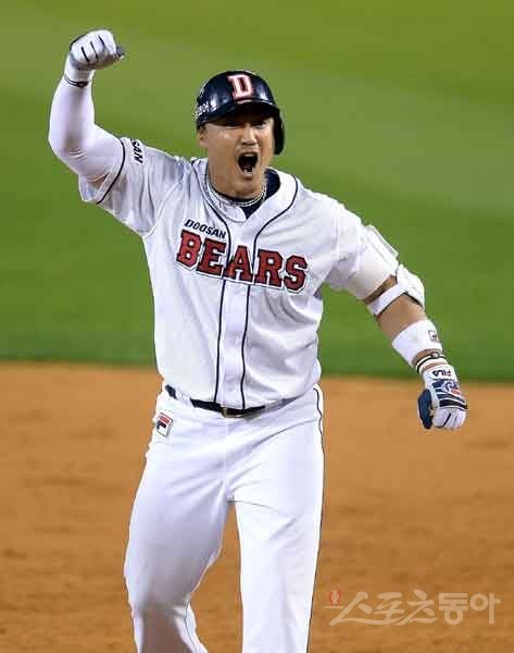 ‘2013 한국야쿠르트 세븐’ 프로야구 준플레이오프 3차전 넥센히어로즈 대 두산베어스 경기가 11일 서울 잠실야구장에서 열렸다. 연장 14회말 무사 1루 두산 홍성흔이 우전 안타를 치고 1루에서 환호하고 있다. 잠실｜김종원기자 won@donga.com 트위터@beanjjun