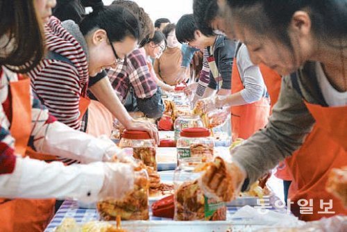 지난해 10월 충남 논산시 강경읍에서 열린 강경발효젓갈축제에서 ‘김치 담가 가기’ 프로그램에 참여한 방문객들이 직접 김치를 담그고 있다. 논산시 제공