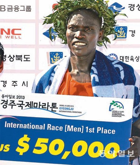 2013 경주국제마라톤에서 세 번째 풀코스 도전 만에 생애 첫 우승을 차지한 조엘 켐보이 키무레르(23·케냐). 경주=홍진환 기자 jean@donga.com