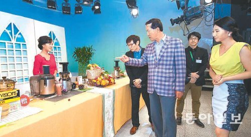 허창수 GS그룹 회장(가운데)이 11일 중국 베이징에 있는 GS홈쇼핑의 중국 합작사 후이마이를 찾아 직원들로부터 국내 중소기업 제품들의 판매 현황에 대한 설명을 들은 뒤 의견을 말하고 있다. GS그룹 제공