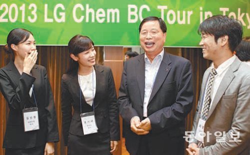 박진수 LG화학 대표이사 사장(오른쪽에서 두 번째)이 11일 일본 도쿄에서 열린 해외 인재 채용 행사에 참석해 참가자들과 대화를 나누고 있다. LG화학 제공