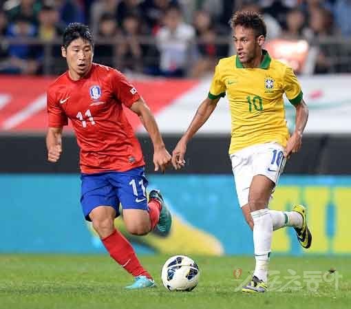 네이마르(오른쪽)가 12일 한국과 평가전에서 한 수 위의 기량을 뽐내며 자신의 진가를 입증했다. 네이마르가 이근호를 따돌리며 드리블하는 모습. 상암｜김종원 기자 won@donga.com 트위터 @beanjjun