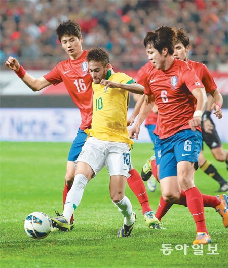 수비 몰고 다니는 네이마르 한국 축구 국가대표팀의 기성용(선덜랜드·왼쪽)과 김영권(광저우·오른쪽)이 12일 브라질과의 평가전에서 네이마르(바르셀로나)를 밀착마크하고 있다. 브라질의 신성 네이마르는 경기 내내 한국 선수들의 강한 압박에 시달리면서도 전반 43분 결승골을 넣었다. 장승윤 기자 tomato99@donga.com