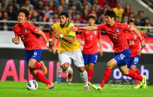 홍명보 감독이 이끄는 축구국가대표팀이 12일 저녁 서울 상암월드컵경기장에서 브라질 축구국가대표팀과 친선경기를 가졌다. 브라질 헐크가 김영권과 기성용의 수비를 뚫고 공격을 하고 있다. 상암｜박화용 기자 inphoto@donga.com 트위터 @seven7sola