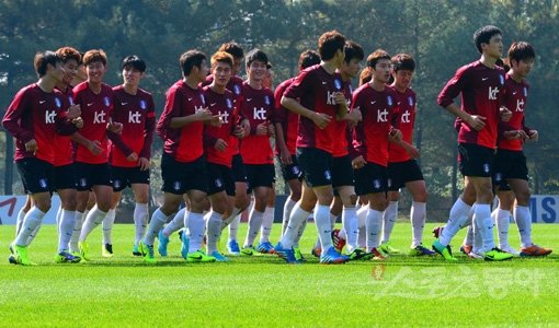 축구대표팀이 말리전을 하루 앞둔 14일 파주NFC에서 가볍게 조깅을 하며 몸을 풀고 있다. 파주｜박화용 기자 inphoto@donga.com 트위터 @seven7sola