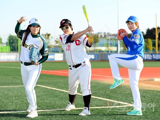 12일 전북 익산 국가대표야구전용훈련장에서 열린 2013 LG배 한국여자야구대회 올스타전에서 ‘여자 이대호(오릭스)-유희관(두산)-리즈(LG)’ 트리오가 떴다. 이솔잎 씨(가운데)는 남다른 타격실력으로 ‘여자 이대호’로 불린다. 양미현 씨(왼쪽)는 유희관처럼 완급조절이 무기. 유경희 씨는 리즈처럼 빠른 공을 갖춘 이닝이터다. 익산｜김민성 기자 marineboy@donga.com 트위터@bluemarine007