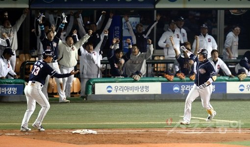 ‘미러클 두산’, ‘이원석 매직’의 순간. 두산 이원석(앞쪽 오른쪽 끝)이 14일 목동에서 열린 준PO 5차전에서 0-0으로 맞선 4회초 1사 1·2루서 넥센 선발 나이트를 상대로 리버스 스윕을 예고하는 선제 결승 좌월3점홈런을 날리고 1루로 달려가고 있다. 덕아웃의 두산 선수들도 함께 환호하고 있다. 목동｜김민성 기자 marineboy@donga.com 트위터 @bluemarine007