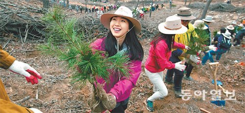 ‘우리강산 푸르게 푸르게’ 캠페인을 지속적으로 벌이고 있는 유한킴벌리 직원들이 나무를 심고있다. 유한킴벌리 제공