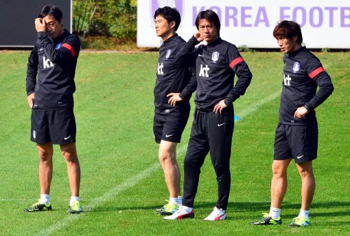 홍명보 감독이 이끄는 축구국가대표팀이 말리 축구국가대표팀과 친선경기를 앞두고 
있다. 홍명보 감독이 코칭스태프와 의견을 나누고 있다. 파주ㅣ박화용 기자 inphoto@donga.com 트위터 @seven7sola