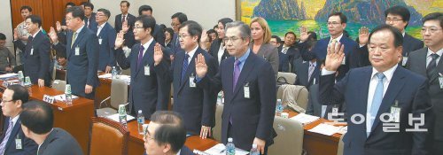 국감장에 불려나온 기업인들 15일 국회에서 열린 정무위원회 공정거래위원회 국정감사에 앞서 참고인과 
증인들이 선서하고 있다. 이날 국감에는 손영철 아모레퍼시픽 사장, 박상범 삼성전자서비스 대표, 박재구 CU 대표, 박기홍 포스코 
사장, 김효준 BMW그룹코리아 사장, 김충호 현대자동차 사장(두 번째 줄 왼쪽부터) 등 기업인이 대거 출석했다. 변영욱 기자 
cut@donga.com