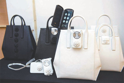 최근 ‘헥사바이구호’가 선보인 ‘갤럭시 노트3’ 전용 클러치백과 ‘갤럭시S4’ 줌 전용 케이스가 장착된 핸드백.