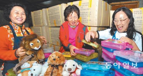 16일 대구 남구청에서 자원봉사자들이 몽골 울란바토르에 보낼 장난감과 학용품을 정리하고 있다. 대구 남구 제공