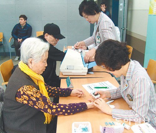 부산시와 부산의료원이 공동으로 진행하고 있는 ‘산복도로 르네상스 원스톱 의료지원단’이 지난달 동구종합복지관(안창마을 입구)에서 진료를 하고 있다. 부산시 제공