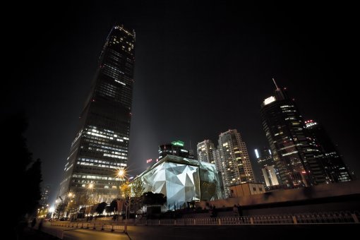2010년 10월 중국 베이징에서 열린 티파니 베이징 매장 오프닝 쇼의 모습. 이날 쇼에서 디스트릭트는 높이 47m의 티파니 건물
 전체에 3D 영상을 입혀 티파니 매장 건물을 다이아몬드, 뉴욕 본사, 티파니의 상징인 푸른 선물 상자 모습으로 잇달아 바꾸는 
기술을 선보였다. 디스트릭트 제공