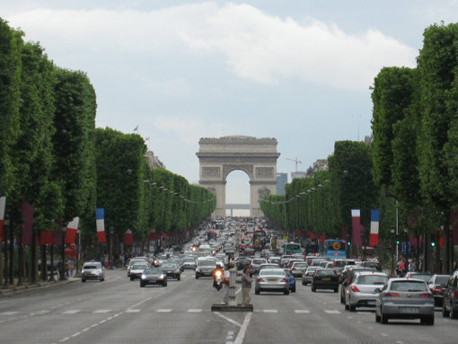 프랑스 파리의 샹젤리제 거리를 오가는 자동차들의 행렬. 프랑스는 운전면허시험이 까다로운 유럽국가들 중에서도 면허시험제도가 엄격하기로 유명하다. 스포츠동아DB
