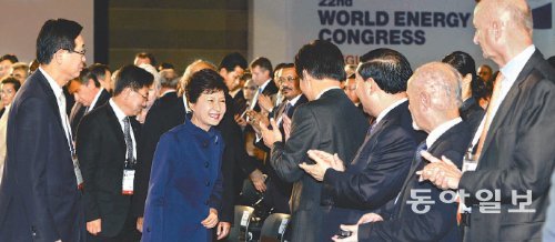 박근혜 대통령이 16일 오전 대구 엑스코에서 열린 ‘2013 대구 세계에너지총회 특별 세션’에 참석해 참가자들과 인사를 나누고 있다. 대구=안철민 기자 acm08@donga.com