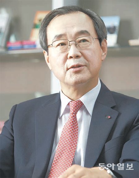 8일 경기 안양시 한국석유공사 본사에서 서문규 사장이 해외 자원개발 방향 등 내실경영 강화방침에 대해 밝히고 있다. 한국석유공사 제공