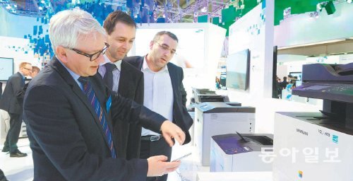 3월 독일 하노버에서 열린 ‘세빗(CeBIT) 박람회’에서 관람객들이 삼성전자가 세계 최초로 선보인 NFC 컬러 레이저 프린터와 복합기를 살펴보고 있다. 삼성전자 제공