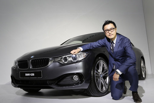 17일 경기도 파주 미메시스 뮤지엄에서 열린 BMW 뉴 4시리즈 출시 기자간담회에서 BMW 최초의 한국인 디자이너인 강원규 씨가 자신이 디자인한 4시리즈 428i 쿠페 앞에서 포즈를 취하고 있다. 사진제공｜BMW코리아