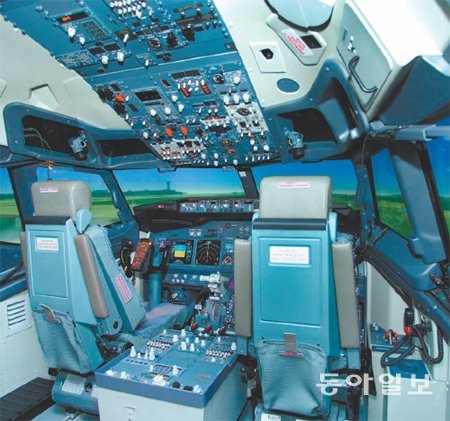 자동 비행모드에서는 트림 휠이 빙글빙글 돌면서 수평 비행 상황을 유지하지만 비상 상황에서는 파일럿이 직접 조종간을 잡고 조종을 해야 한다. 실제 비행기 조종석을 그대로 재현한 모의비행 시뮬레이터는 외부에 달린 6개 하부기둥이 동체를 흔들면서 가상비행에 현실감을 부여해 훈련 효과를 극대화한다. 전준범 기자 bbeom@donga.com