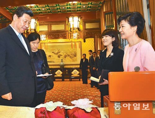 6월 중국을 방문한 박근혜 대통령과 시진핑 중국 국가주석의 대화를 통역하고 있는 여소영 1등서기관(박 대통령 왼쪽). 동아일보DB