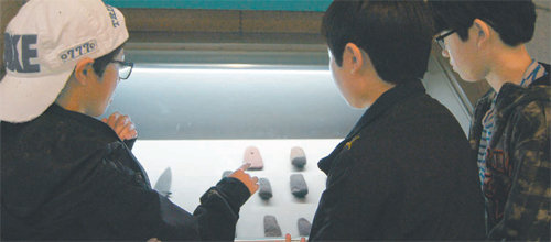 서울 용산구에 있는 전쟁기념관을 찾은 초등학생들이 석기시대 유물을 살펴보고 있다.