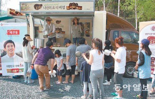 가족 단위 캠퍼들을 대상으로 한 식품업체들의 마케팅이 뜨겁다. CJ제일제당은 캠핑장을 직접 찾아가 밥차를 운영하면서 캠퍼들의 마음잡기에 나섰다. CJ제일제당 제공