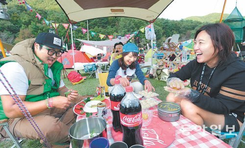 코카콜라는 캠핑장에서 코카콜라와 함께 즐길 수 있는 메뉴를 뽑는 ‘최고의 캠핑 식탁 콘테스트’ 등 캠핑 음식을 주제로 한 다양한 마케팅 이벤트를 진행하고 있다. 코카콜라사 제공
