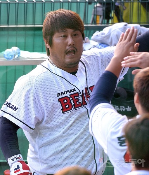 두산 최준석(맨 뒤)은 포스트시즌 들어 대타로 짧게 등장해서도 덩치만큼 둔중한 존재감을 과시하고 있다. 20일 잠실에서 벌어진 LG와의 PO 4차전 8회말 대타 홈런을 치고 덕아웃으로 돌아온 최준석이 동료들과 함께 기쁨을 나누고 있다. 잠실｜김종원 기자 won@donga.com 트위터 @beanjjun