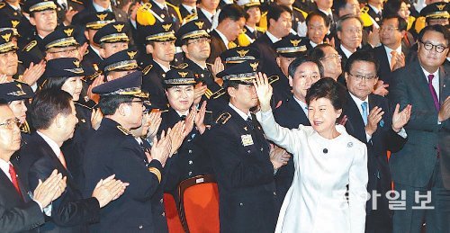 ‘제68주년 경찰의 날 기념식’에 참석한 박근혜 대통령이 21일 서울 종로구 세종문화회관 기념식장에 입장하며 이성한 경찰청장 등 경찰 관계자들을 향해 손을 흔들어 인사하고 있다. 청와대사진기자단