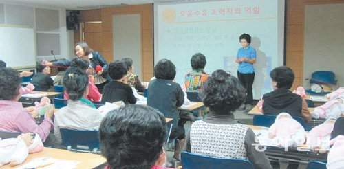 조부모 양육 가정이 늘면서 각 자치구가 할머니를 위한 양육 교실을 마련하고 있다. 14일 서울 강남구 예비 할머니교실에서 수강생들이 모유 수유와 신생아 육아법에 대한 강의를 듣고 있다. 강남구보건소 제공