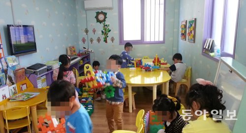 서울 구로구에 있는 ‘지구촌어린이마을’에서 아이들이 장난감을 갖고 놀고 있다. 이들 대부분은 외국에서 태어나 한국에 온 중도입국 자녀이거나, 한국에서 태어났지만 부모가 불법체류 상태인 아이들이다. 이샘물 기자 evey@donga.com