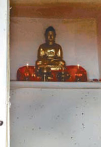 쪽방 벽장 안쪽에 모셔진 서대수정암의 작고 소박한 아미타 부처님.