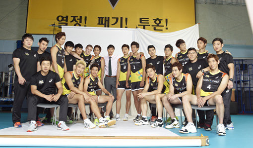 신생팀 러시앤캐시 선수들이 팀 프로필 사진을 찍기 위해 모였다. 초보 김세진 감독이 팀의 모토인 열정과 패기와 투혼을 V리그 코트에서 어떻게 보여줄지 궁금하다. 사진제공｜러시앤캐시배구단