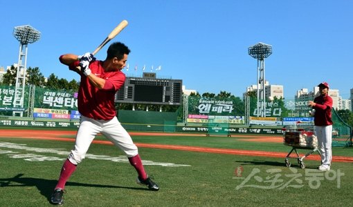 넥센 송지만은 올 시즌을 마지막으로 은퇴를 준비했지만 구단의 권유로 선수생활을 1년 연장한다. 내년 시즌 현역 최고령 타자가 될 송지만이 9일 목동구장에서 열린 준PO 2차전에 앞서 타격훈련을 하고 있다. 스포츠동아DB