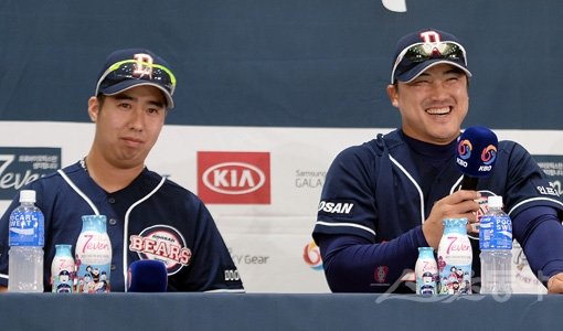 두산 홍성흔(오른쪽)이 23일 대구시민체육관에서 열린 한국시리즈 미디어데이에서 꼭 이기고 싶은 상대 선수로 오승환을 꼽으며 “(해외로) 떠나기 전에 시원하게 한 번 쳐보고 싶다”는 재치 있는 답변을 한 뒤 웃고 있다. 대구｜김종원 기자 won@donga.com 트위터 @beanjjun