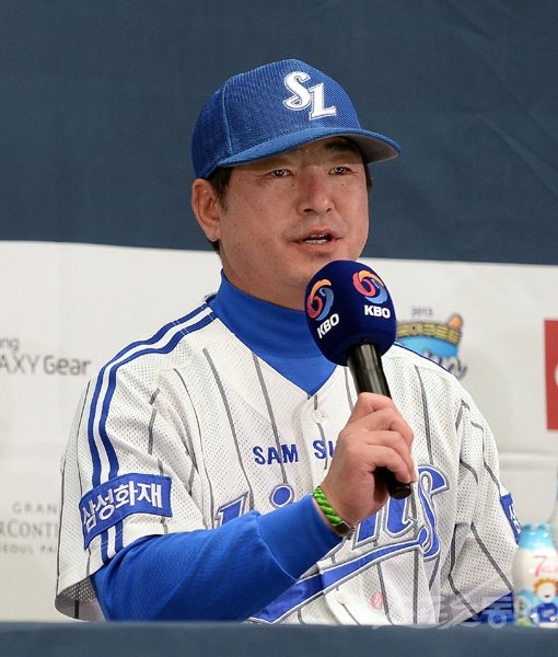 23일 오후 2시 대구 시민체육관에서 ‘2013 한국야쿠르트 세븐 프로야구 한국시리즈’ 미디어데이가 열렸다. 미디어데이에 참석한 삼성 류중일 감독이 취재진의 질문에 답하고 있다. 대구｜김종원기자 won@donga.com 트위터@beanjjun