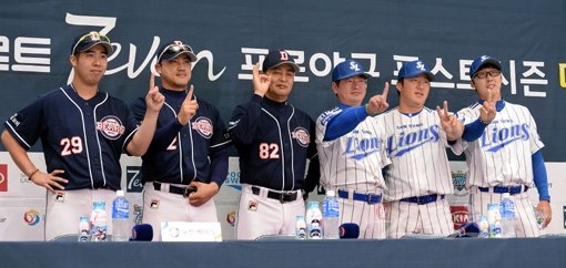 두산 유희관, 홍성흔, 김진욱 감독과 삼성 류중일 감독, 최형우, 배영수(왼쪽부터)가 23일 대구시민체육관에서 열린 한국시리즈 미디어데이에서 ‘7차전 중 몇 경기를 남긴 상태에서 시리즈가 끝날 것으로 예상하는가’라는 질문에 손가락으로 답하고 있다. 대구｜김종원 기자 won@donga.com 트위터 @seven7sola