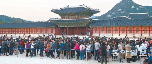 시민들이 23일 오후 5시 서울 종로구 세종로 경복궁 입구에서 야간개방 현장판매 입장권을 구입하기 위해 길게 줄을 서 있다. 이날 일일 현장판매분 500장 가운데 일반인을 위한 390장 예매 대기표 발급이 종료되자 100여 명의 시민이 아쉬움 속에 발걸음을 돌렸다. 나머지 110장은 만 65세 이상 노인과 외국인만 구매할 수 있다. 김재명 기자 base@donga.com